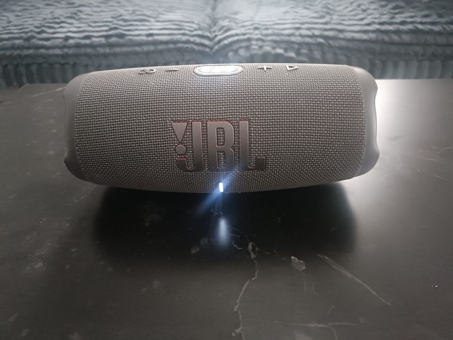Głośnik JBL charge 5. Super sprzet do odtwarzania muzyki!