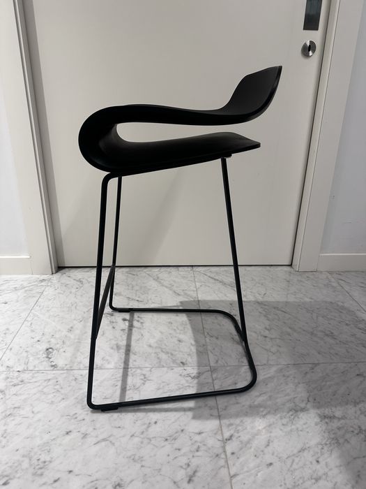 3 bancos de pé alto kristalia modelo BCN preto