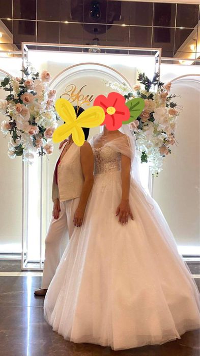 Весільна сукня молочного кольору