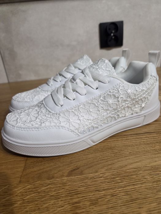 Nowe śliczne lekkie koronkowe sneakersy 36