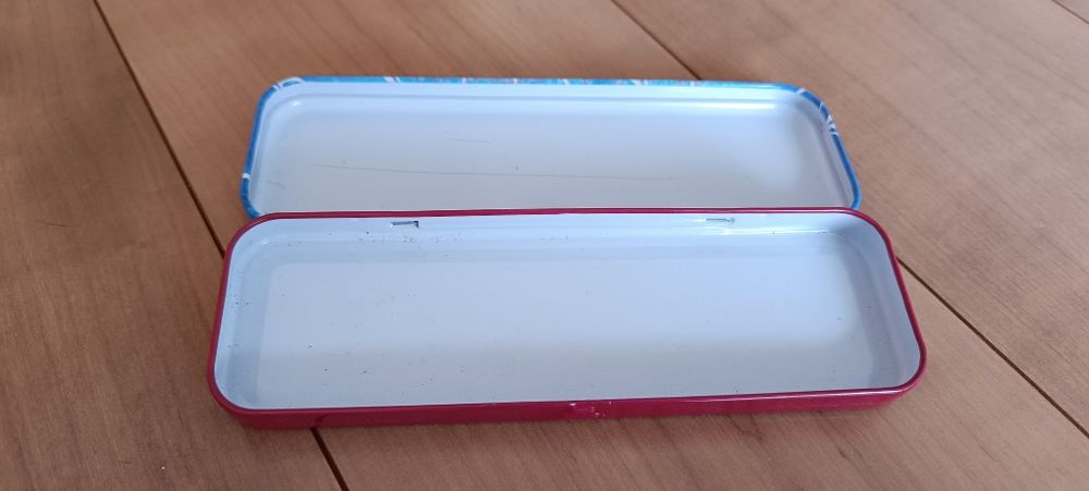 Estojo metálico Spiderman
Medidas: 20 cm x 7 cm
Usado 1 ou 2x
Preço: 3