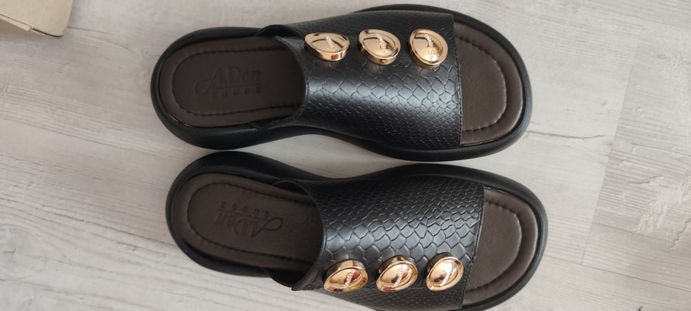 Шкіряні шльопанці