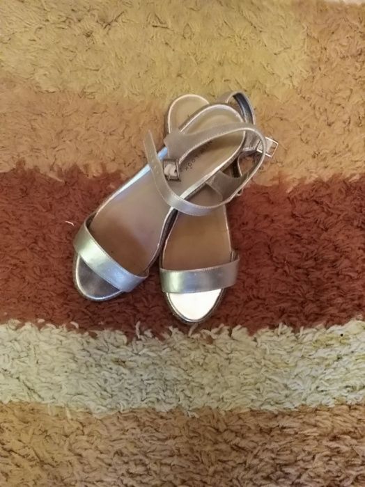 Srebrne sandałki New Look