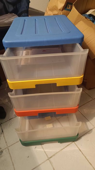 Vendo caixa de arrumação com 3 gavetas