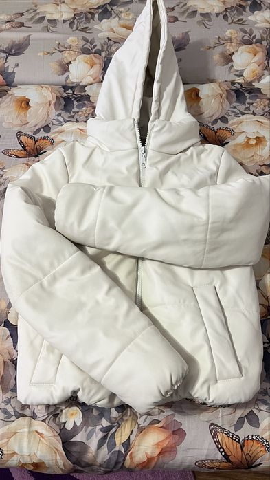 продам куртку молочний колір,екошкіра