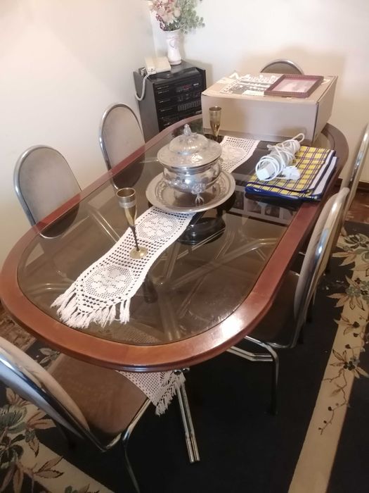 Mesa de refeições e cadeiras