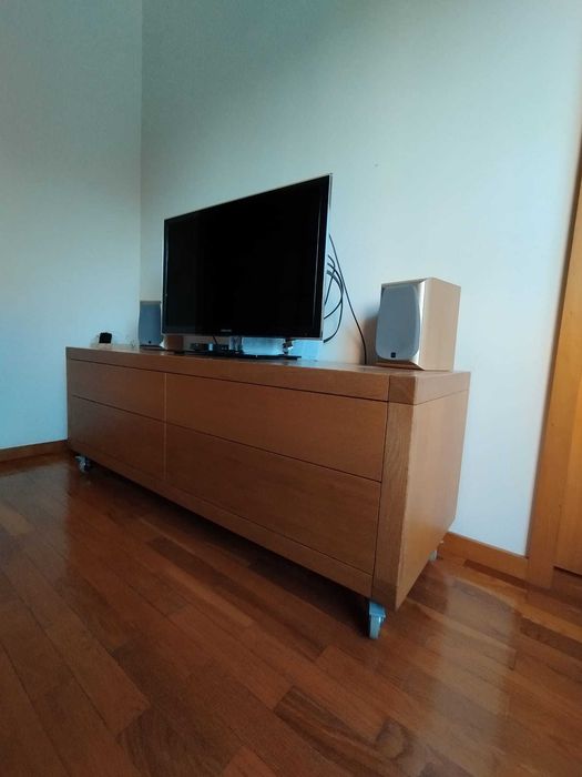 Móvel para sala de estar com rodas