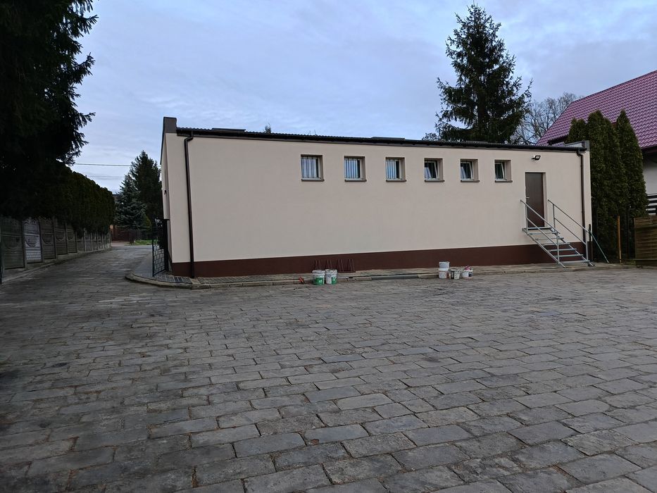 Budynek usługowy z placem ,parking