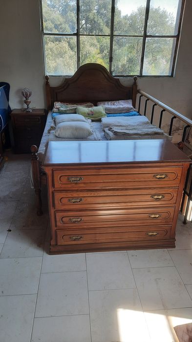 Quarto com 2 mesinhas, comoda e cama