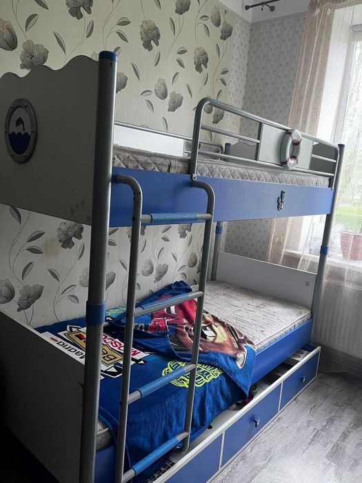 Двох яросне металічне ліжко,з великим ящиком для речей.