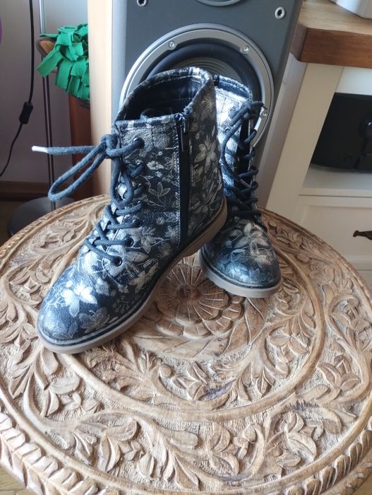 Botki czarne w opalizujáce srebrem kwiatki r. 33