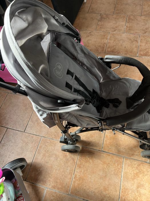 Carrinho bebe kinderkaft com chepeu de sol498415937552404481