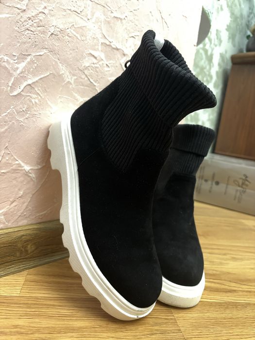 Черевики жіночі з довʼязом, чорні з білою підошвою