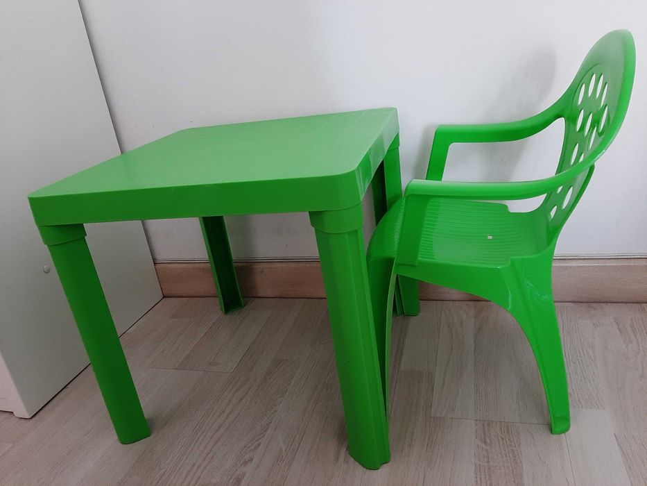 Mesa plástico infantil c/ cadeira plástico - excelente estado!