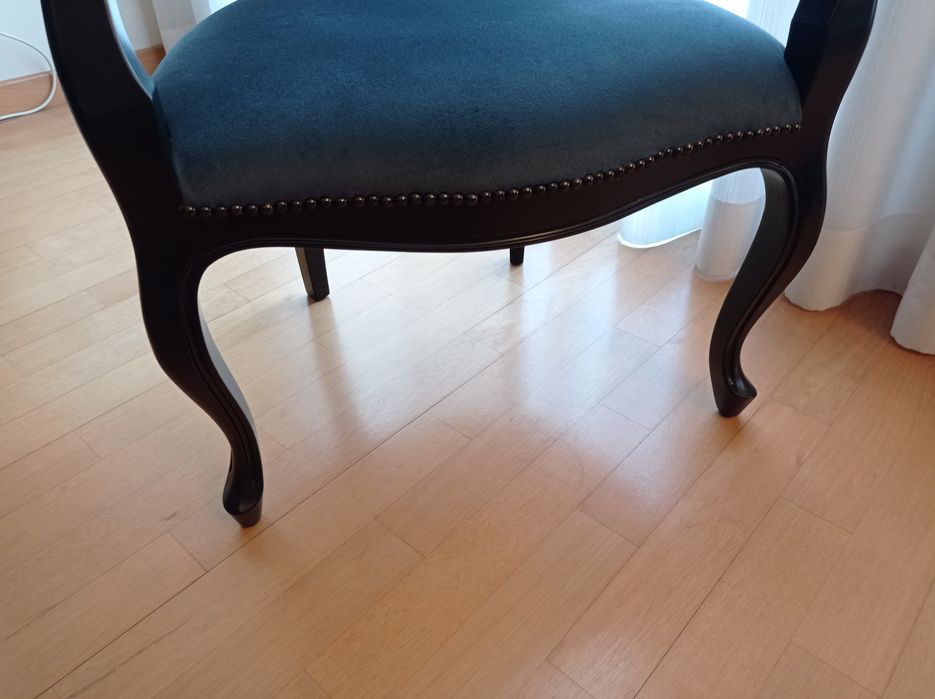 Cadeira forrada veludo azul