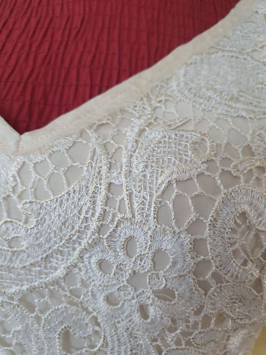 Sukienka na szerokich ramiączkach