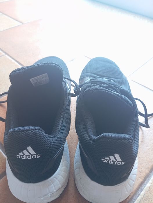 Tênis adidas pretos e brancos