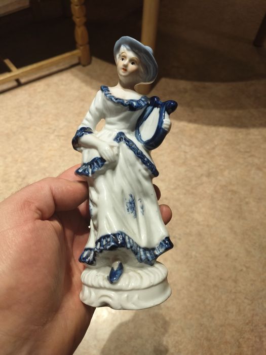 Figurka porcelanowa dama z harfą