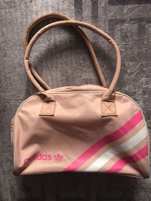 Розовая сумочка Adidas.