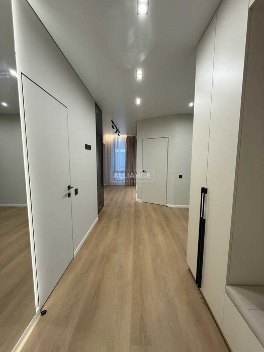 1.5к квартира! Біля озера. Manhattan