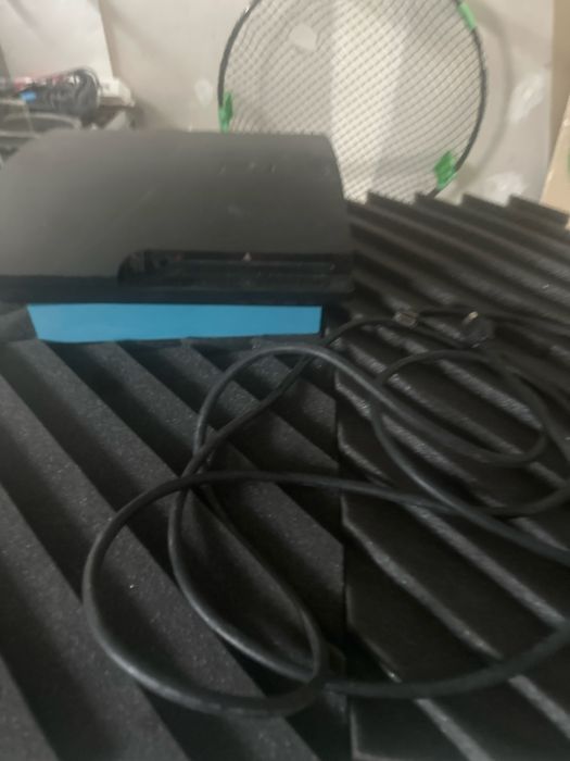 PS3 com comandos cabos e jogos