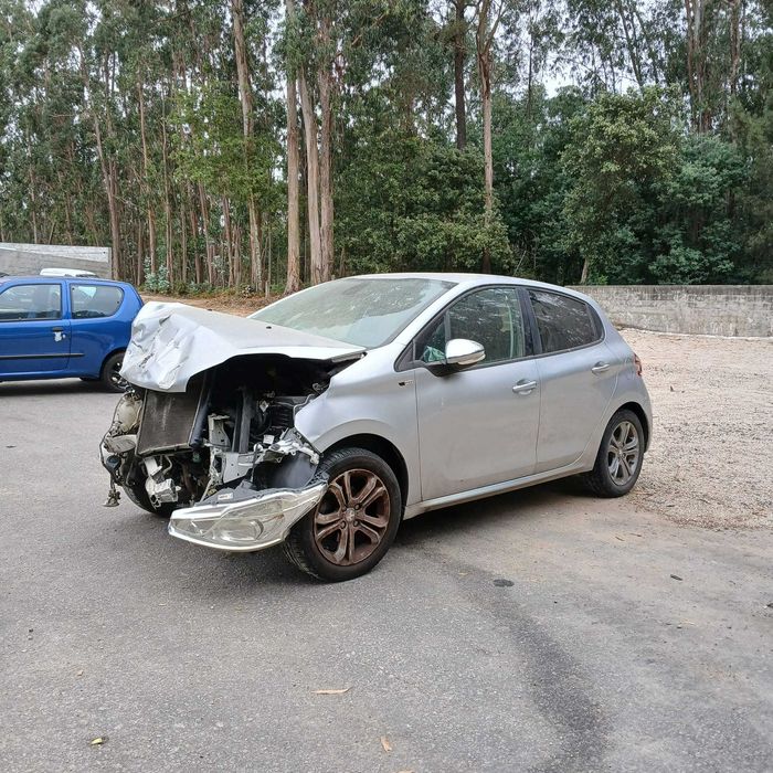 Peugeot 208 1.2 de 2014 - Peças Usadas