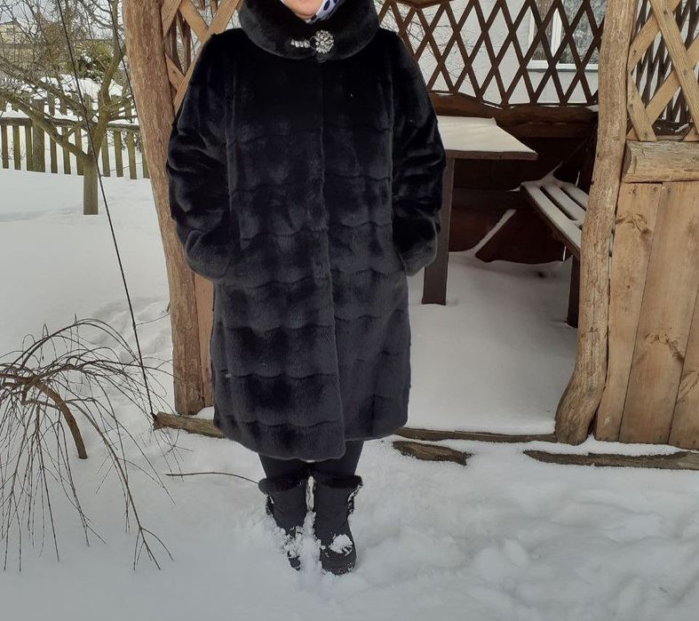 Жіноча чорна шуба