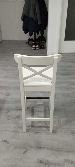 Bancos / Cadeiras Altas de Bar com Encosto (Estilo IKEA INGOLF) – Branco