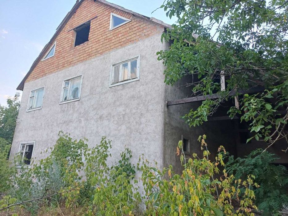 Продам 3 этажный дом 305 кв м в Обуховке, участок 30 соток