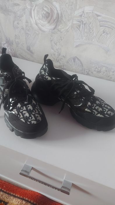 Продам кроссовки