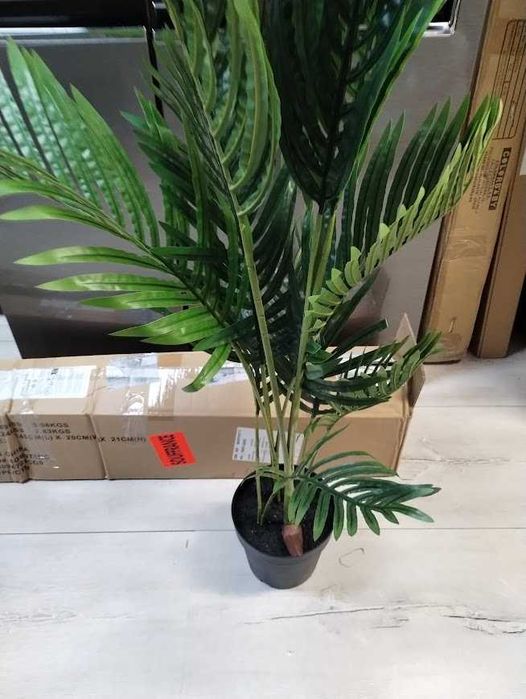 Sztuczna palma Amazon Basics w plastikowej doniczce Wysokość 119,8 cm