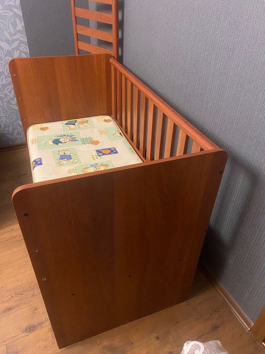 Дитяче ліжечко з ящиками