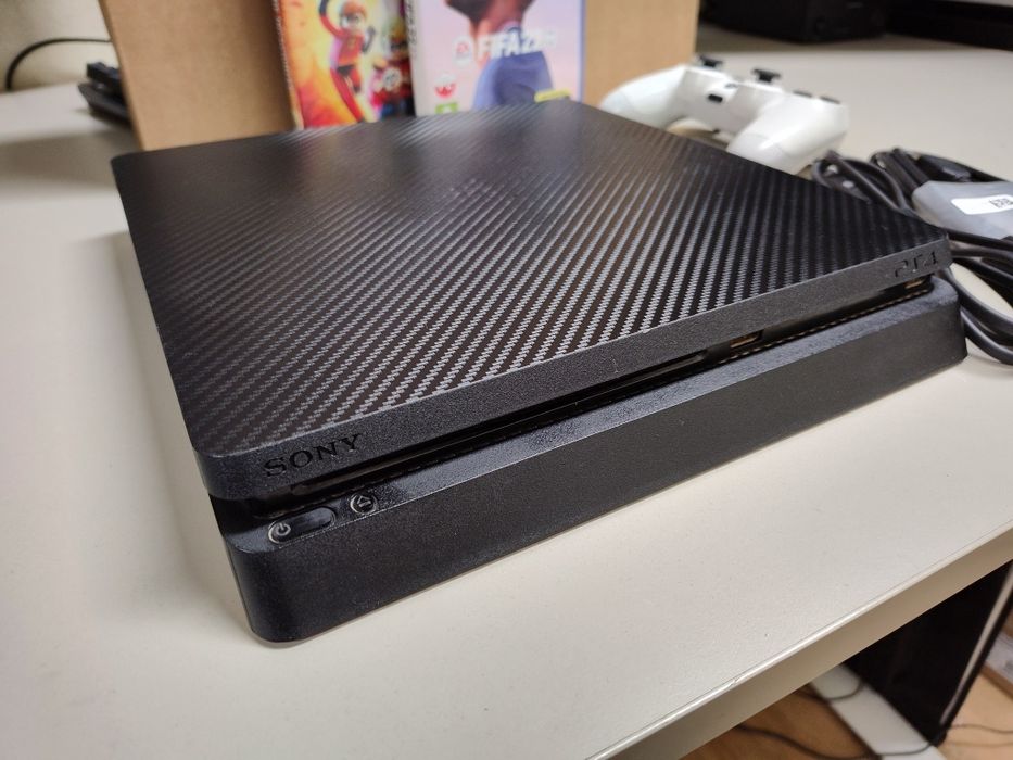 KONSOLA PS4 SLIM 512 + PAD + Okablowanie + 2 Gry