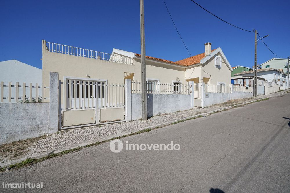 Moradia T4 com garagem e próxima da praia, na Charneca da Caparica