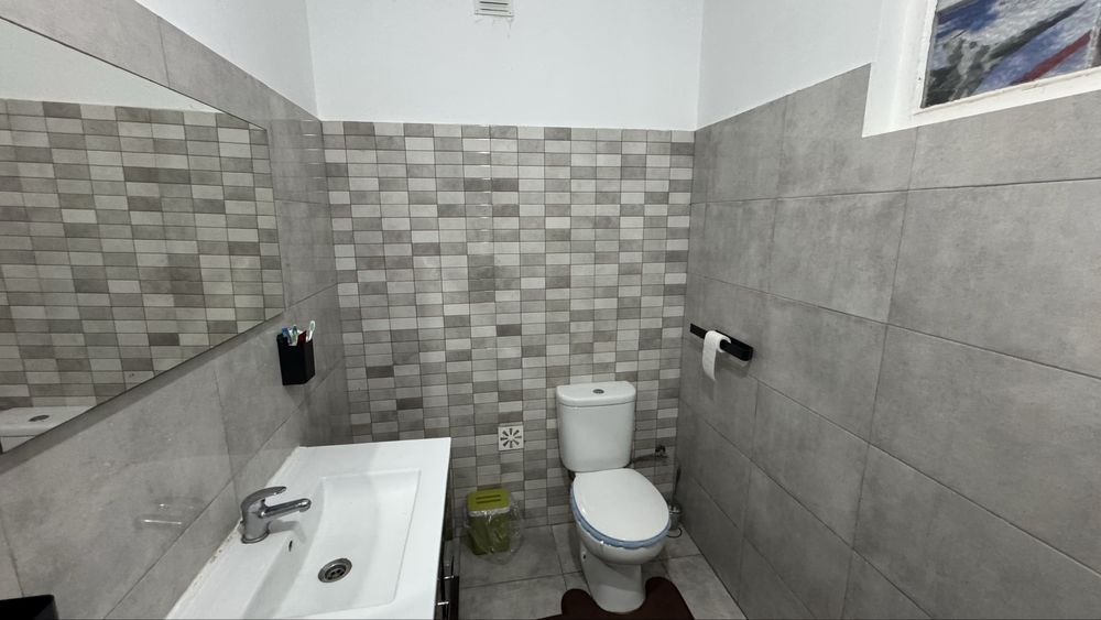 Arrenda-se quarto casal no centro de corroios.