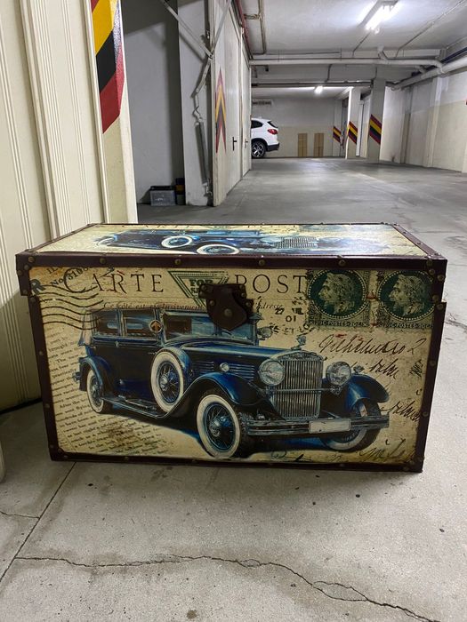 Baú de pele com interior em tecido