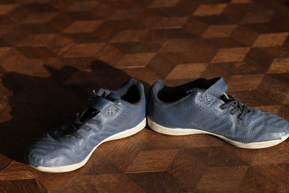 Lekkie piłkarskie granatowe buty Decathlon Imviso 30 dł. wkł. 19,5 cm
