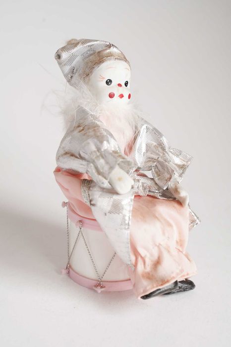 Várias bonecas em porcelana