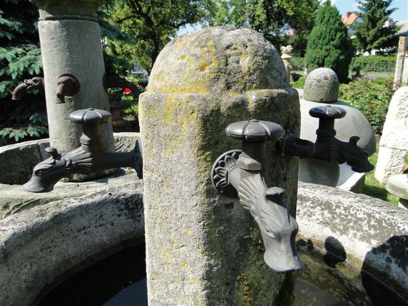 Zabytkowa Fontanna z Szarego Piaskowca