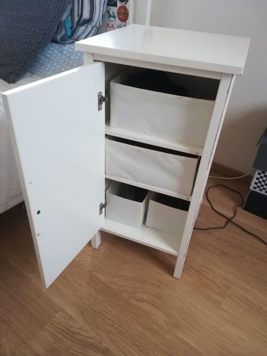 Cama, secretaria e mesa de cabeceira para venda