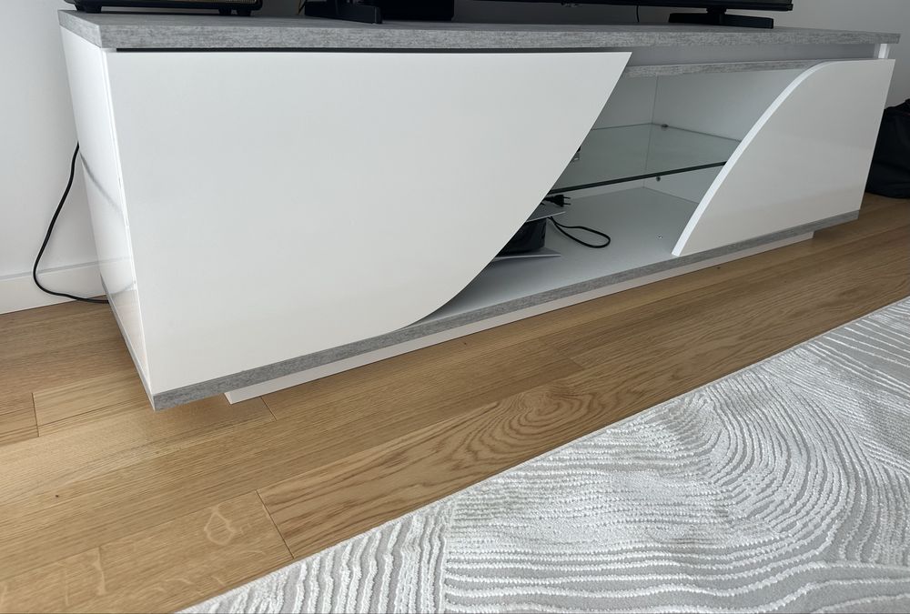 Movel de tv branco e cinza