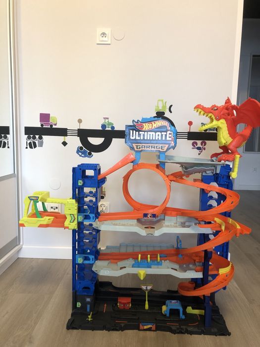 Hot Wheels City Mega Garaż Atak Smoka
