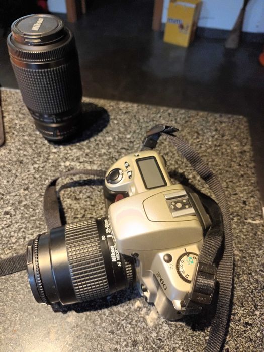Nikon F60 com 2 lentes