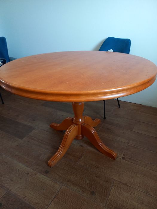 Solidny stół rozkładany na szynie