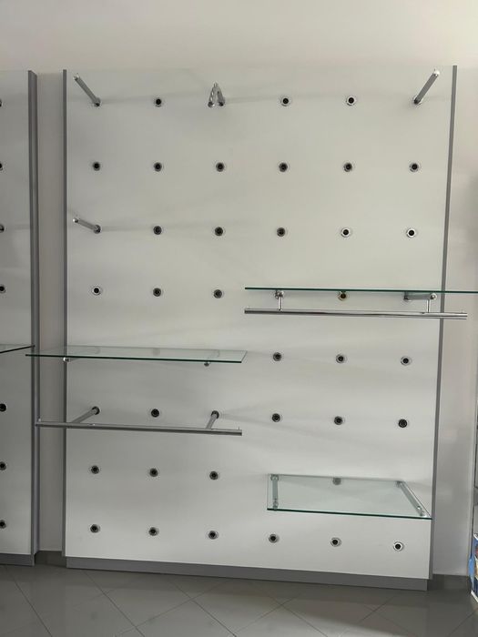 Móveis de Loja de Roupa – Painéis com Prateleiras de Vidro (Viseu)