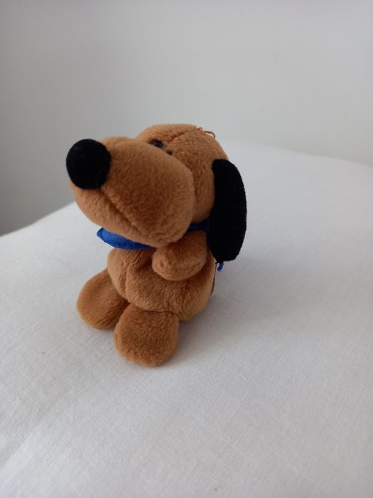 Porta-chaves NICI cão castanho com bandana azul