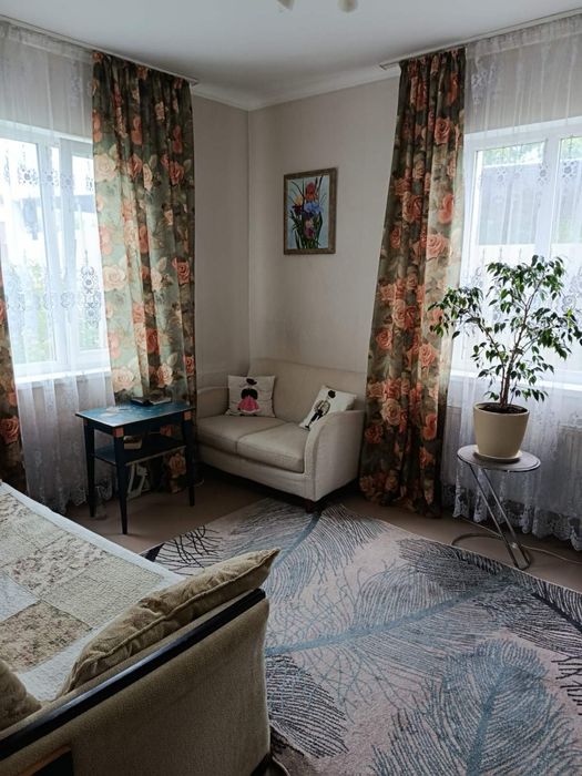 Продам півбудинку з ремонтом та ділянкою 6,5 сот у Гостомелі