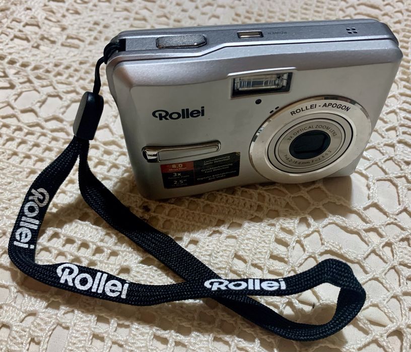 Máquina fotográfica Rollei com capa