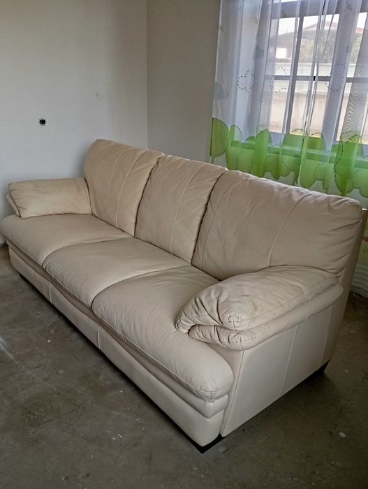 Sofá 3 lugares em couro creme escuro