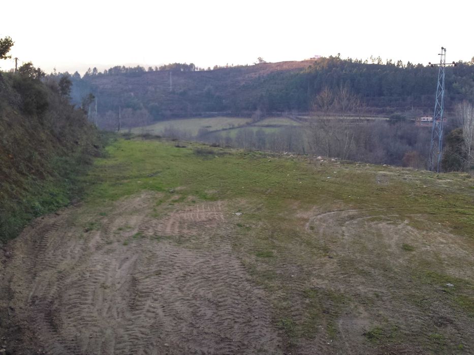 Vendo terreno com 4958m2 junto à Praia fluvial do Arco de Baúlhe